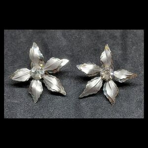 Vintage 1940s Bugbee & Niles Silver Tone Floral/Leaf Design Screw Back Earrings